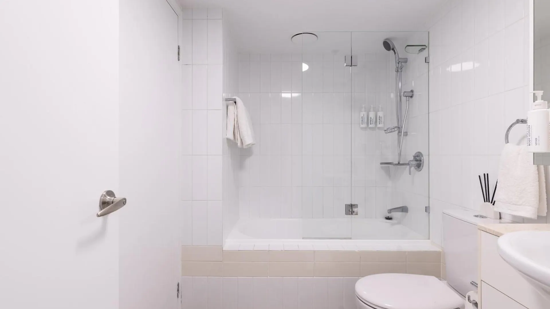 Private Cbd Bedroom In A Shared Apartment On Brisbane River 0*,